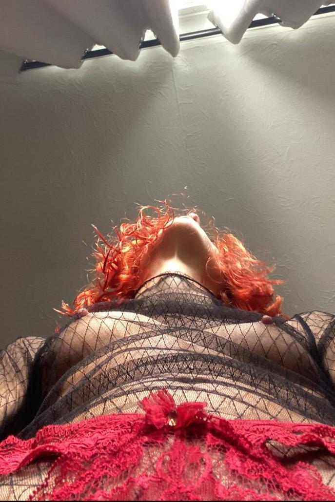 Mistress Vera Monella artistic pose